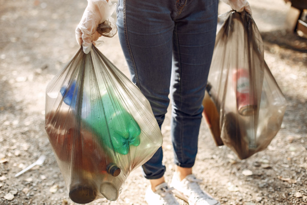 W związku z nieuregulowanym stanem gospodarki odpadami na terenach kompleksów garaży informujemy, że celem poprawienia stanu czystości wokół tych terenów oraz  w ramach edukacji ekologicznej dnia 22 kwietnia 2022 r. z okazji Międzynarodowego Dnia Ziemi zorganizowana zostanie zbiórka odpadów od użytkowników garaży.  W związku z powyższym podstawione zostaną kontenery na odpady w następujących lokalizacjach: 1. ul. Rynkowa 2. ul. Obrońców Westerplatte 3. ul. Kasztanowa 4. ul. Poznańska 5. ul. Wileńska 6. ul. Bolesława Limanowskiego 7. ul. Kazimierza Wielkiego/Jarosława Dąbrowskiego 8. ul. Stefana Batorego (na końcu ulicy) 9. ul. Piastowska 10. ul. Władysława Jagiełły Mamy nadzieję, że będzie to pierwszy krok do uporządkowania przestrzeni wokół garaży oraz zaprzestania składowania odpadów w miejscach do tego nieprzeznaczonych. 