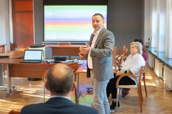 Zdjęcie przedstawia prowadzących debatę