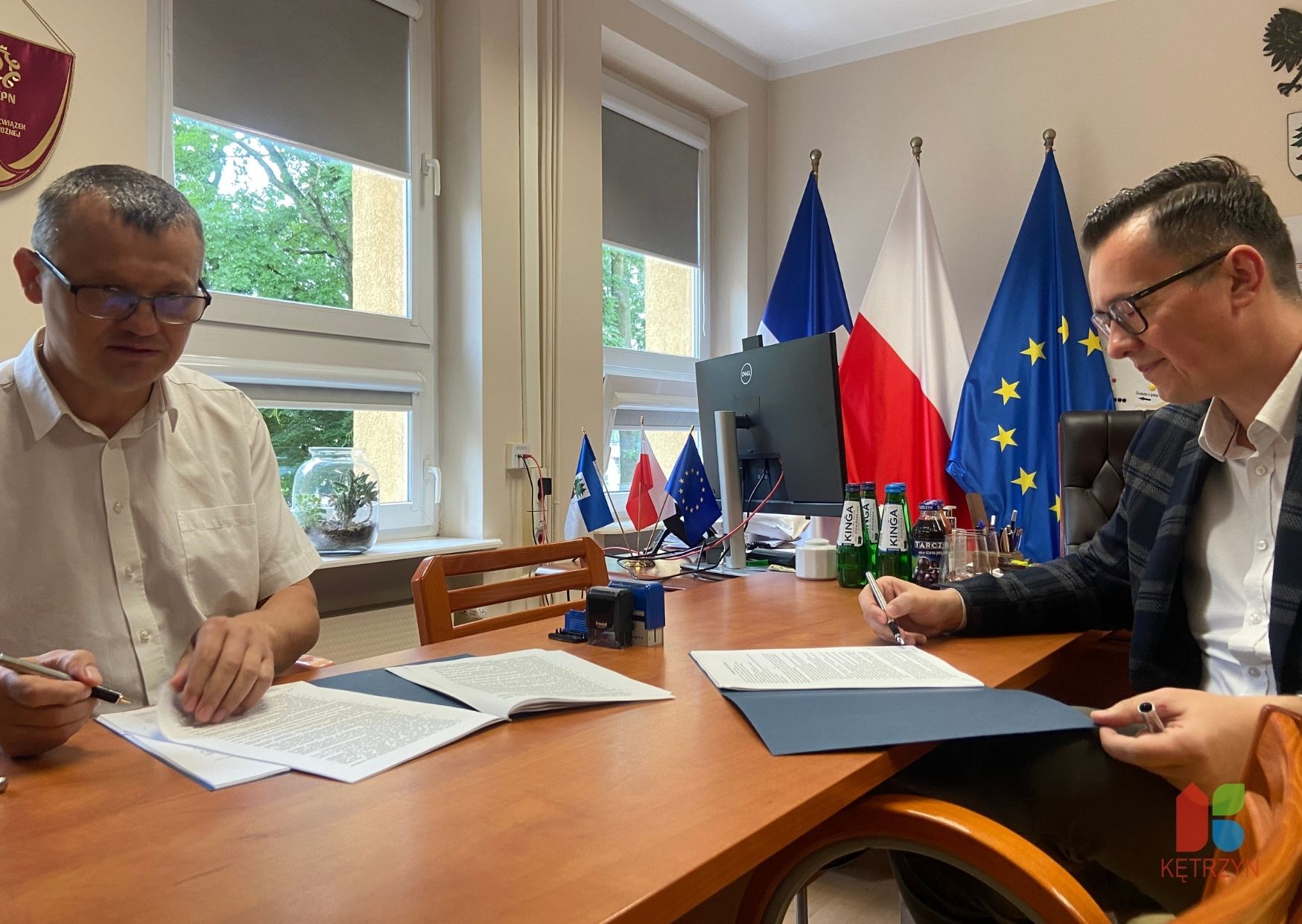 Podpisywanie umowy Burmistrz Miasta Kętrzyna Karol Lizurej